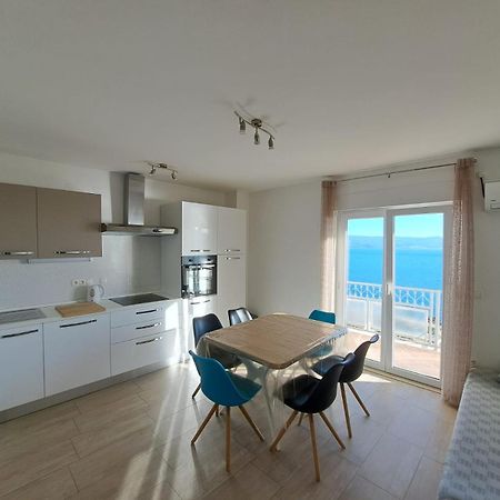 Apartman Leon Omis Exterior photo