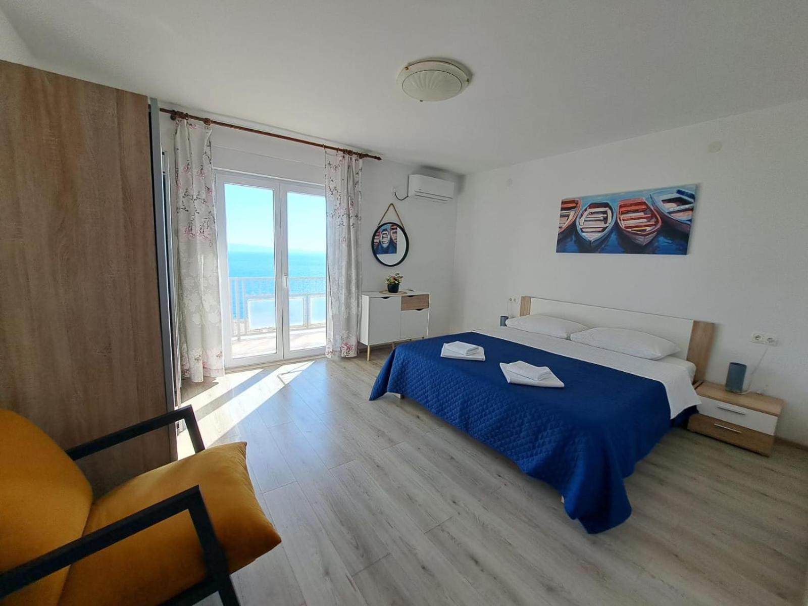 Apartman Leon Omis Exterior photo