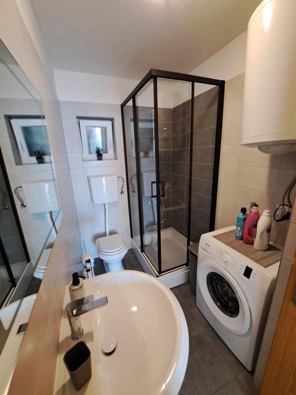 Apartman Leon Omis Exterior photo